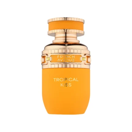 L'Éclat Solaire d'un Baiser Exotique Inspiré par la magie d'une brise insulaire et la chaleur dorée des tropiques, Tropical Kiss par French Avenue est une création olfactive vibrante et résolument luxueuse. Dès les premières notes, la mangue juteuse et la passion s'entrelacent à la fraîcheur pétillante d'agrumes ensoleillés. Évoluant vers un cœur suave de frangipanier et de ylang-ylang majestueux, cette fragrance dépose sur la peau un voile ambré et vanillé d'une grande sensualité, sculptant l'aura d'une présence radieuse, élégante et inoubliable. Pyramide Olfactive 🍊 Notes de Tête : Une envolée fruitée et solaire. Mangue mûre, fruit de la passion juteux et zeste de bergamote. 🌹 Notes de Cœur : Le cœur floral et exotique. Fleur de frangipanier envoûtante, ylang-ylang des Comores et jasmin Sambac. 🪵 Notes de Fond : Un sillage velouté et chaleureux. Lait de coco onctueux, gousse de vanille Bourbon, ambre doux et musc précieux. Pourquoi l'adopter ? 👑 Sillage Captivant & Solaire : Un équilibre parfait entre l'exubérance des fruits exotiques et le raffinement des fleurs blanches. ⏳ Tenue Enveloppante : Sa concentration en Eau de Parfum garantit une présence olfactive lumineuse et durable tout au long de la journée. ✨ Élégance Estivale Unisexe : La signature idéale pour illuminer vos journées et sublimer vos soirées d'été d'une touche de luxe décontracté.